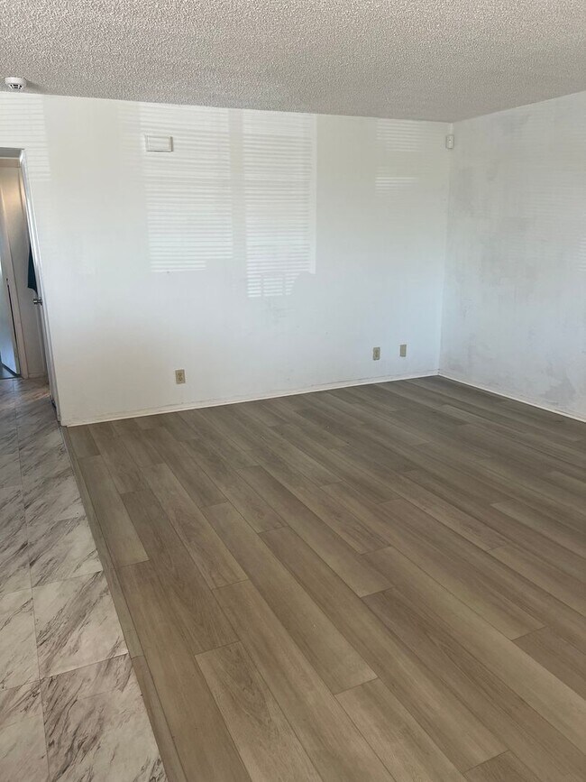 Building Photo - A very Nice and Clean 2 Bedroom, 2 Bathroo...