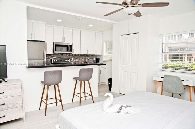 Building Photo - 4109 N Ocean Dr