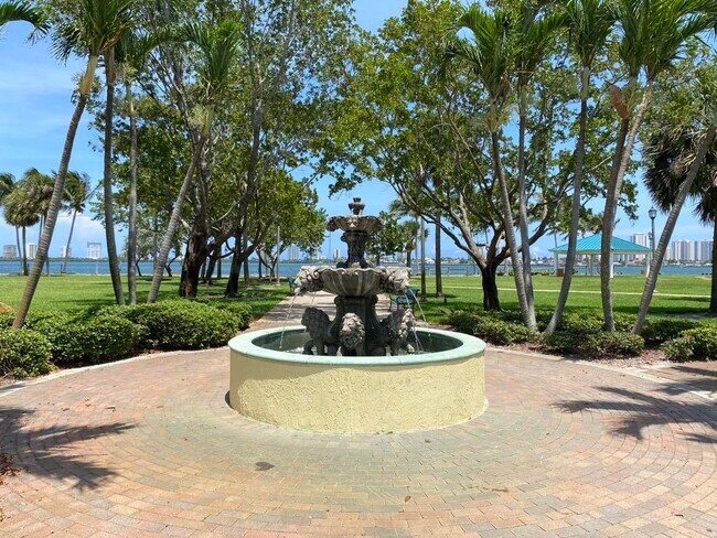 Building Photo - 810 Lake Shore Dr