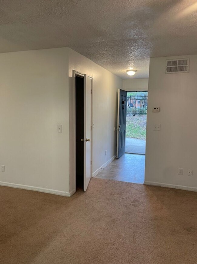 Building Photo - 6052 Westgate Dr