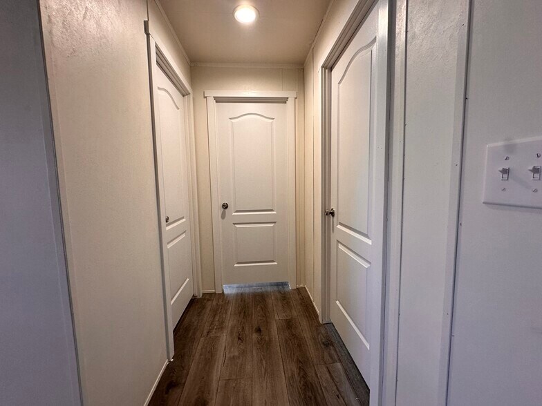 Building Photo - 8 Bing St N