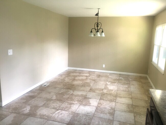 Building Photo - 564 Palace Ln