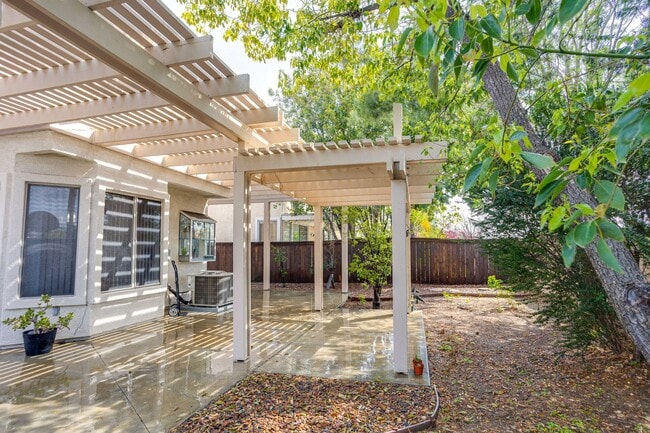 Building Photo - Gorgeous Single story home - walking dista...