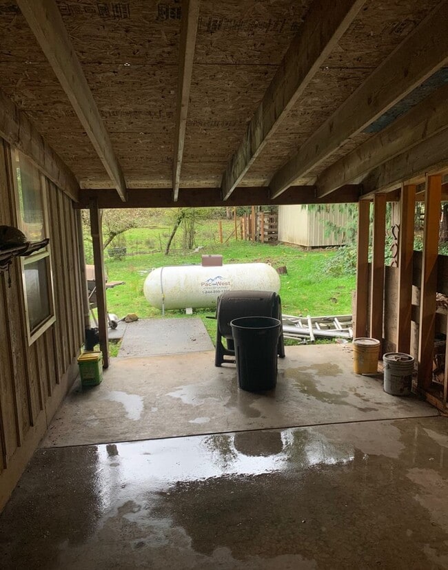 Building Photo - Country living