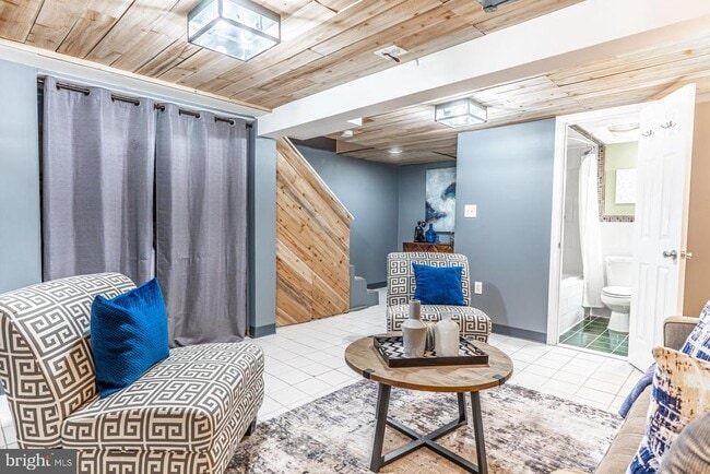 Building Photo - 2122 Arlington Terrace