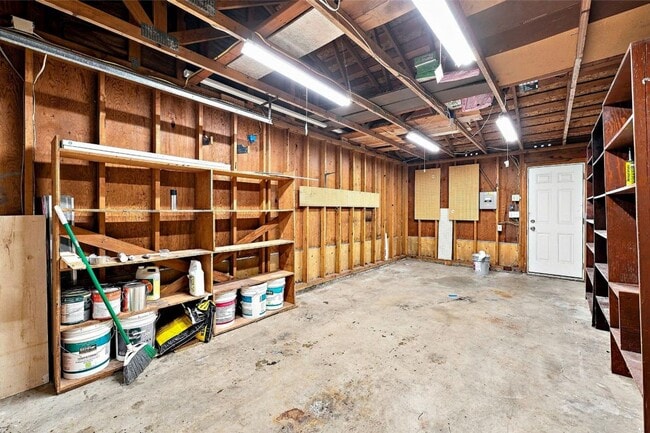 Building Photo - 7100 Hawks Prairie Rd NE