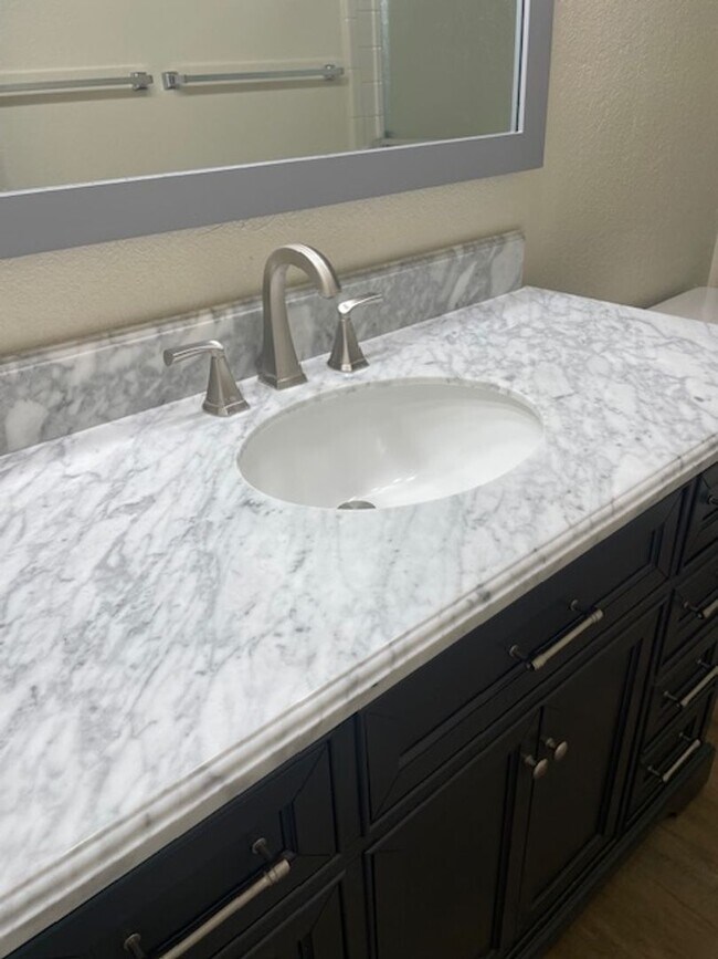 Building Photo - Four bedroom two and half bath on the uppe...
