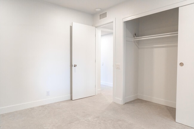 Building Photo - 1400 E Palm Canyon Dr