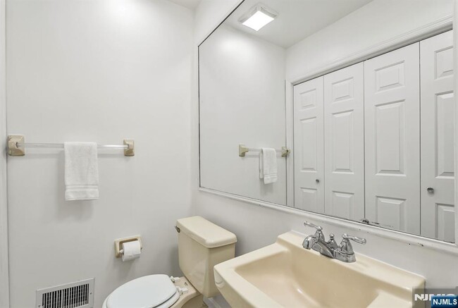 Building Photo - 13 Briarwood Ct