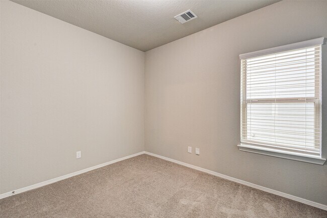 Building Photo - 40735 Gate Ridge Dr
