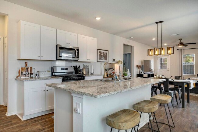 Building Photo - APPLEWOOD UNIT 1