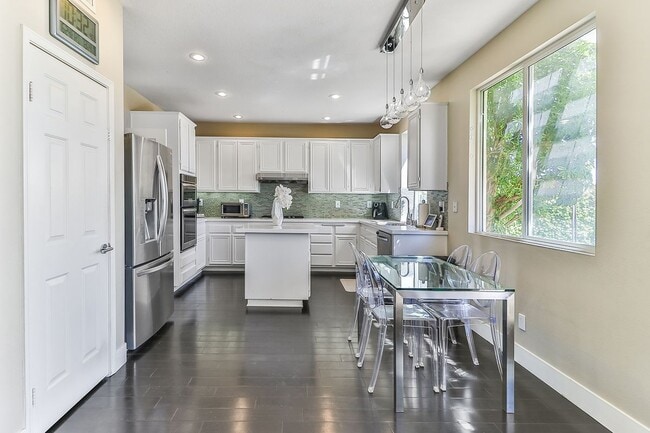 Building Photo - 1385 Sapphire Dragon St