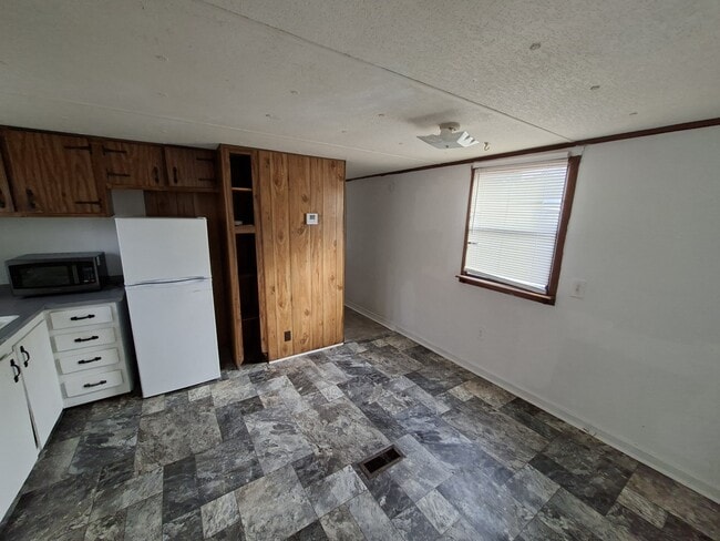 Building Photo - 1925 Bacons Bridge Rd