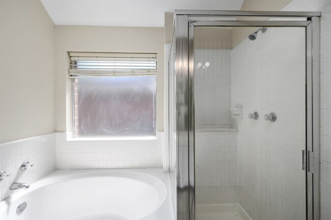 Building Photo - 1631 Stonehaven Village Cir