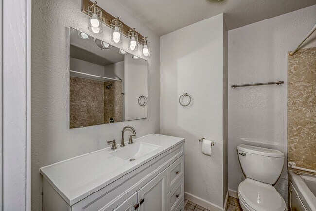 Building Photo - 3-bedroom 2-bathroom home with fenced back...