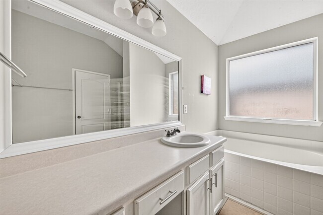 Building Photo - 5615 Brookhollow Oaks Trail