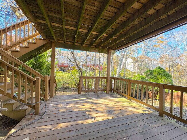 Building Photo - Lake Ridge Gem: Your Inviting Home Awaits!