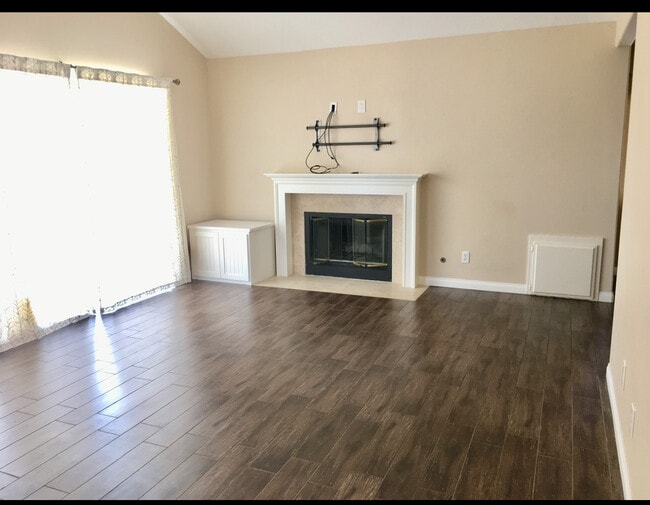 Building Photo - 2210 Canyon Dr