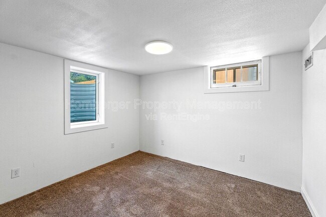 Building Photo - 807 E 40th Ave