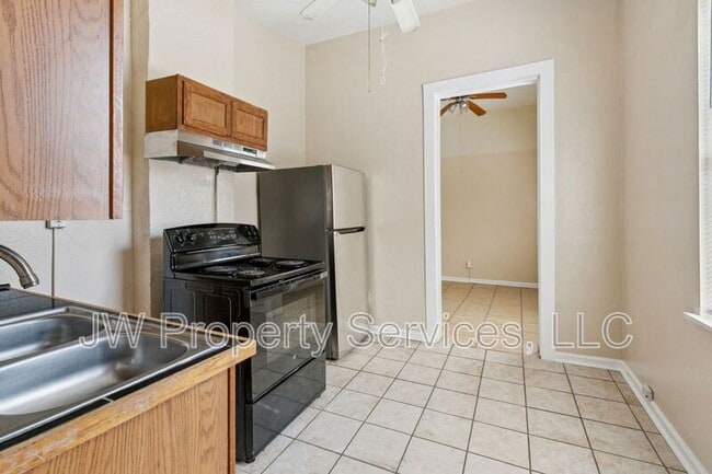 Building Photo - 2400 Dumaine St