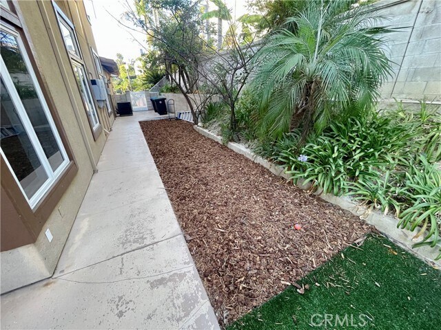 Building Photo - 6 Emerald Glen