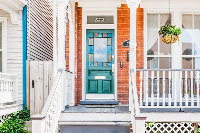 Building Photo - Beautiful historic Church Hill Rowhome for...