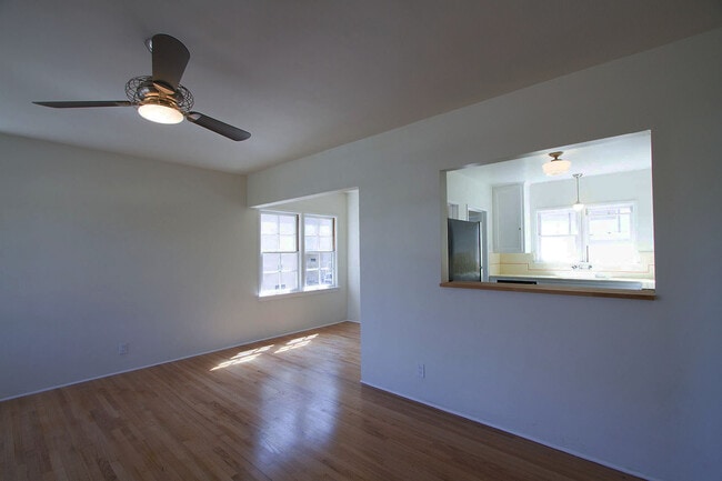 Living room - 819 E Edgeware Rd