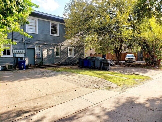 Building Photo - 2 Bedroom, 1 Bath Apartment in Munger Plac...