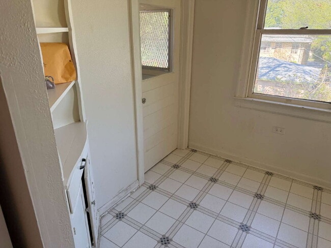 Building Photo - Beautiful two bedroom/1 bathroom with Original Details