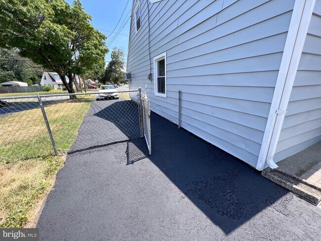 Building Photo - 27 Dunmore Ave