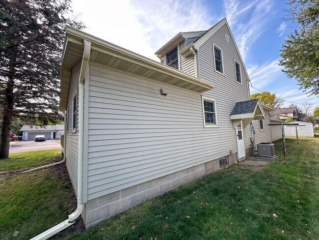 Building Photo - 1208 Baker Ave