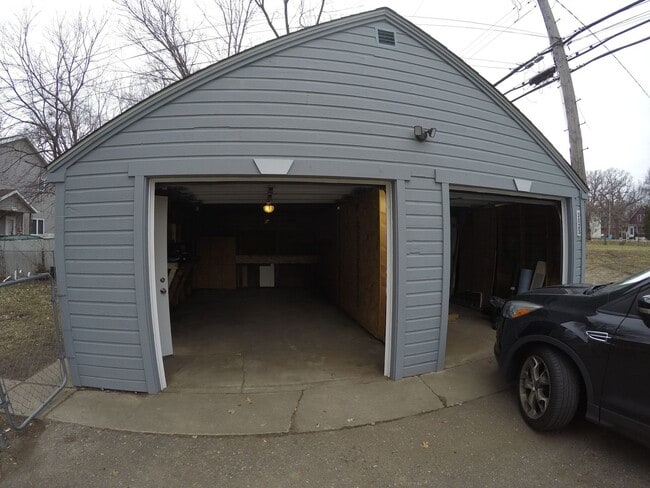Building Photo - 3023 Dupont Ave N