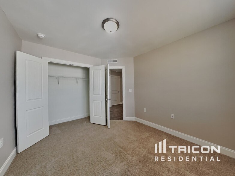 Building Photo - 98 W Falcon Ct