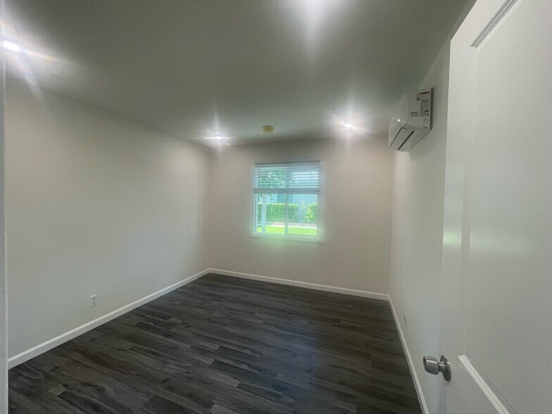 Bedroom - 1669 N Hollywood Way