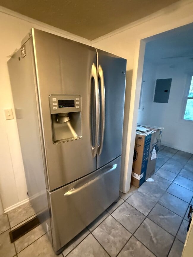 Building Photo - Home in Marion