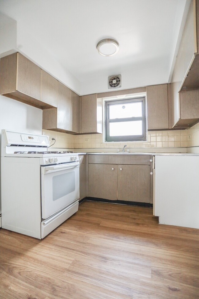 Building Photo - 2550 W Catalpa Ave