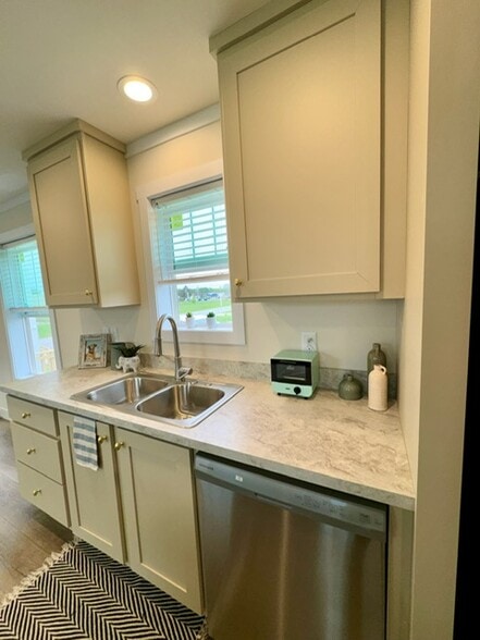 Kitchen, dishwasher - 1601 Hiddenview Dr