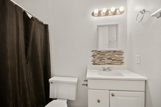 Building Photo - Bright Townhome in Lakewood!