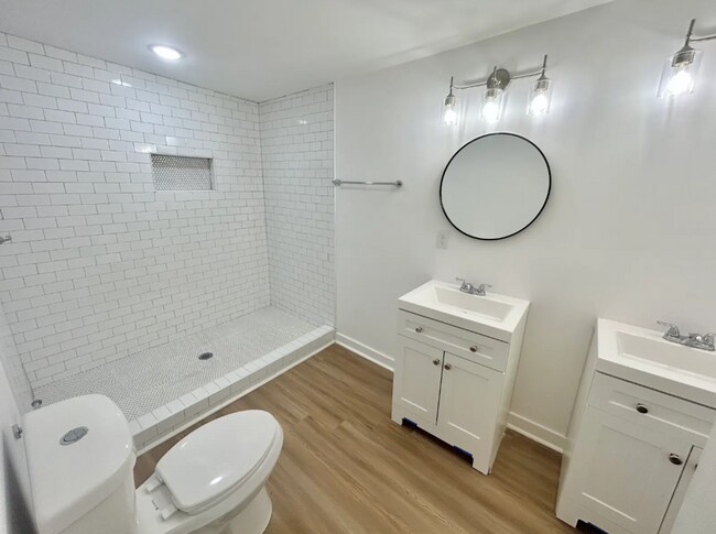 Building Photo - Beautifully Renovated 3 Bedroom 2 1/2 Bath...