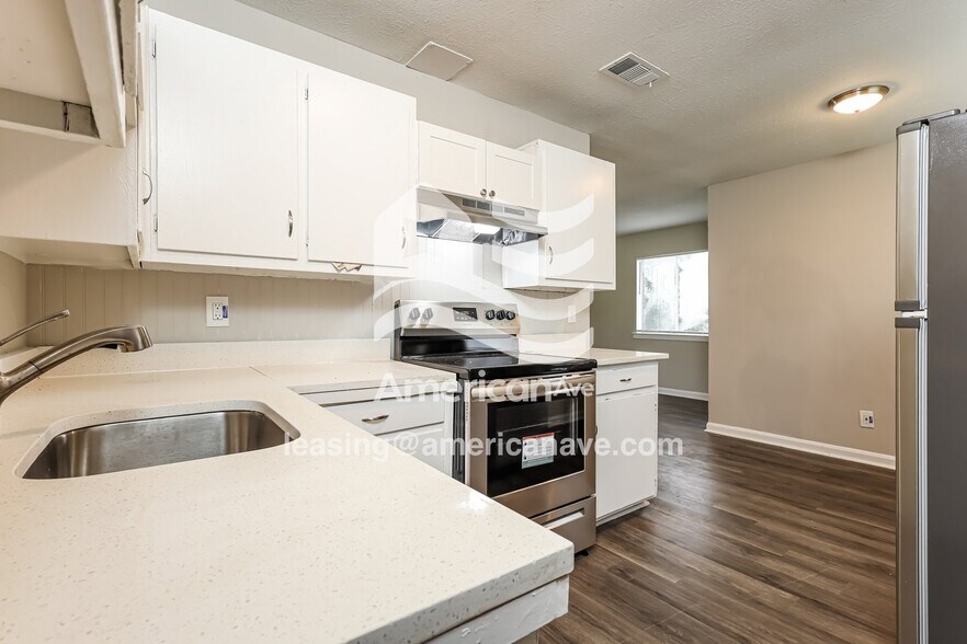 Building Photo - 915 Farwell Dr