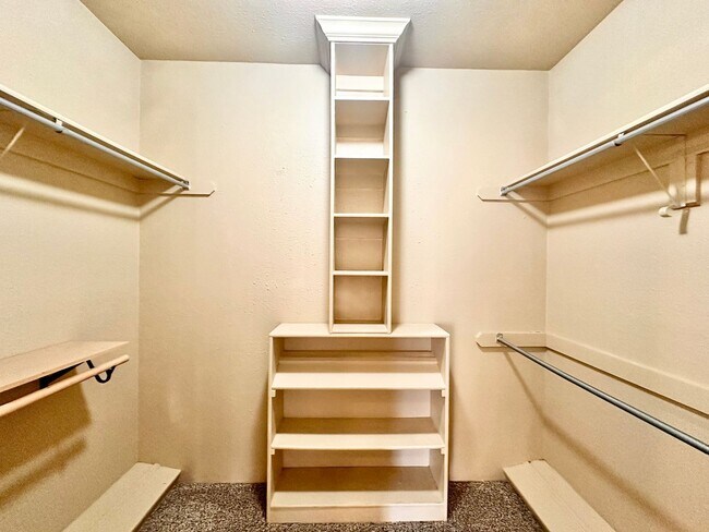 Building Photo - Spacious 4 Bed in Deer Creek - Move in Deposit-Free!(If Qualified)