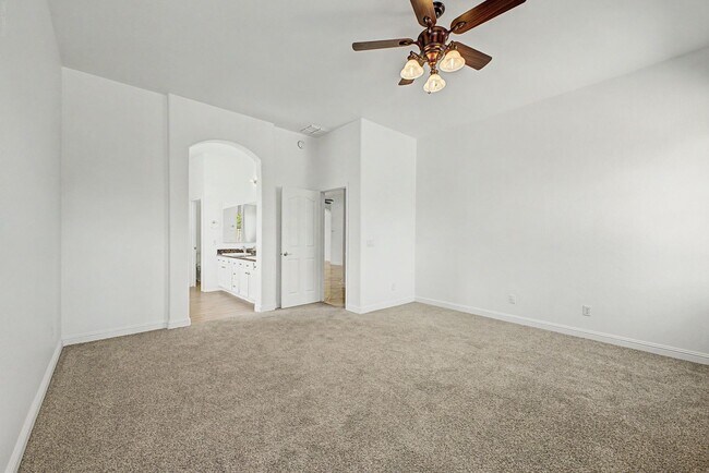 Building Photo - 1900 E Woodsman Pl