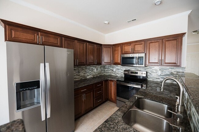 Building Photo - Immaculate beautiful 3-bedroom, 2.5-bath t...