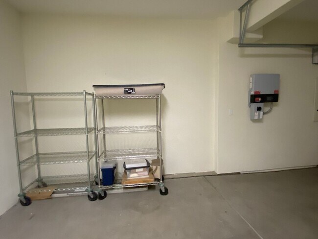 Building Photo - ALMOST NEW, SUPER CLEAN 2 BED, 2.5 BATHS, ...