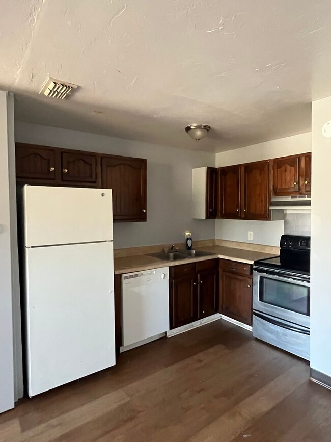 Building Photo - Spacious 2-bedroom 1 bathroom Move in ready!