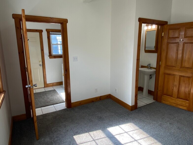 Building Photo - 1145 Woodlawn Ave