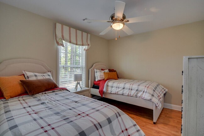 Building Photo - 261 4 Oaks Rd