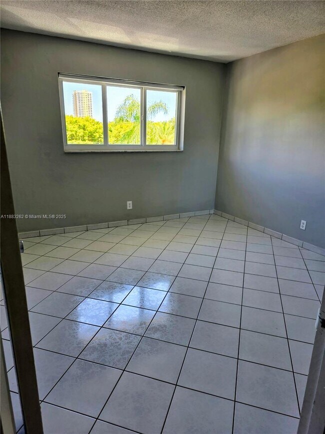 Building Photo - 501 Blue Heron Dr