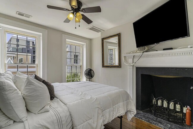 Building Photo - 342 King St