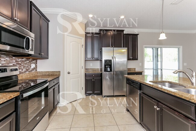 Building Photo - Your dream home awaits!